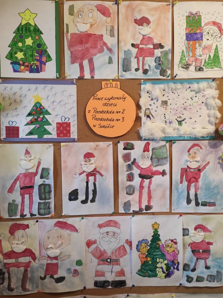 Na zdjęciu dziecięce prace plastyczne o tematyce świąt Bożego Narodzenia, wykonane różnymi technikami na papierze.