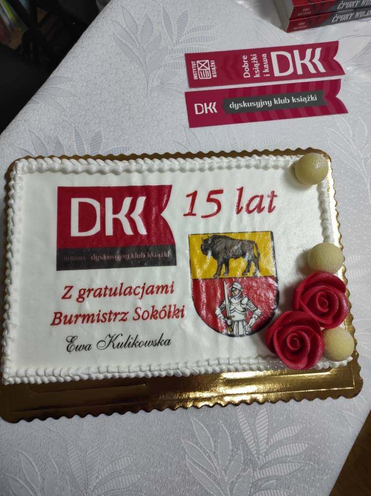Na zdjęciu tort ofiarowany Klubowiczkom z okazji piętnastolecia klubu.
