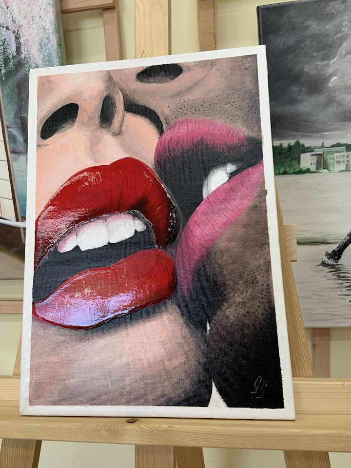 Obraz namalowany na płótnie akrylami przedstawiający usta w pocałunku.